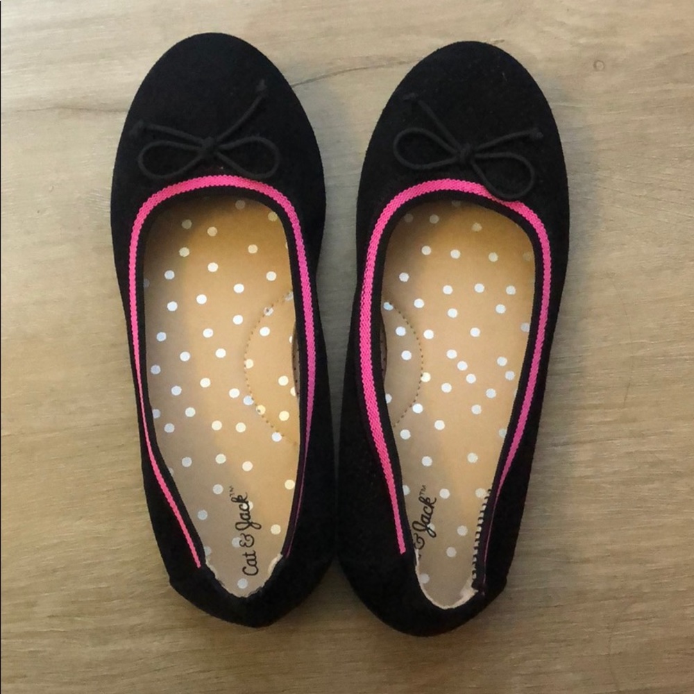 Girls shoe black and pink detail.